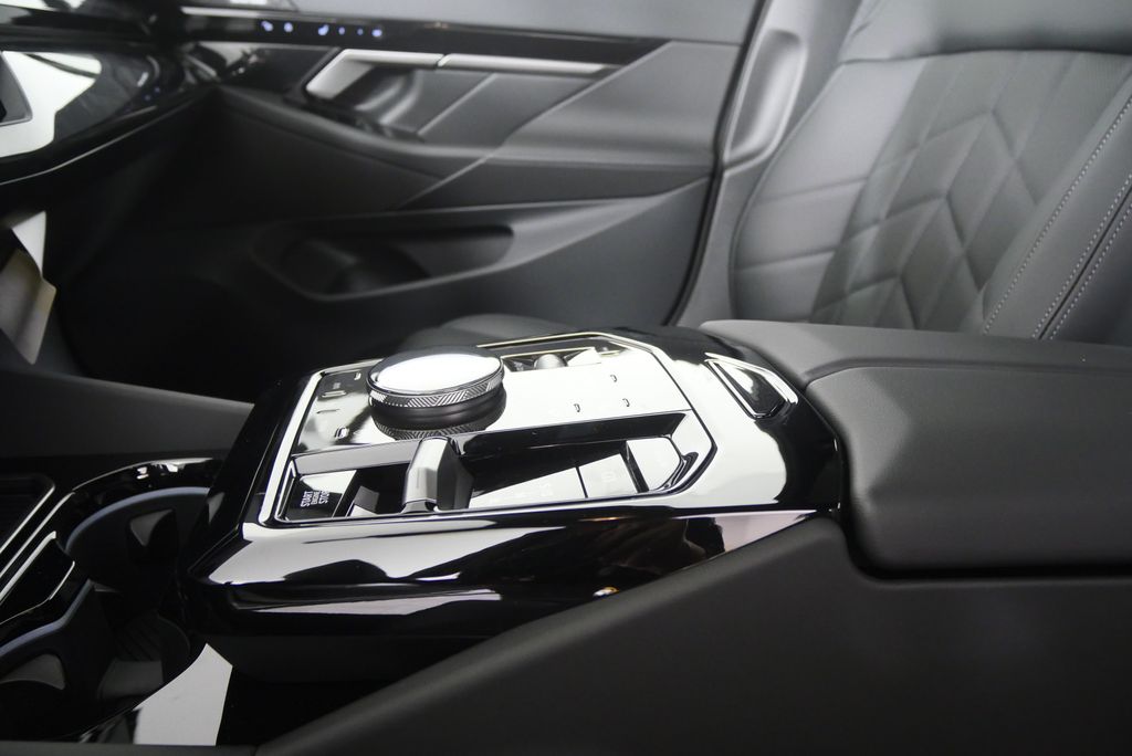 Thumbnail: 2026 BMW 5 Series - 21