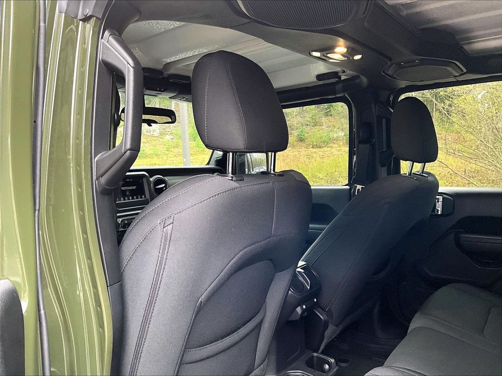 2022 Jeep Gladiator — photo 24