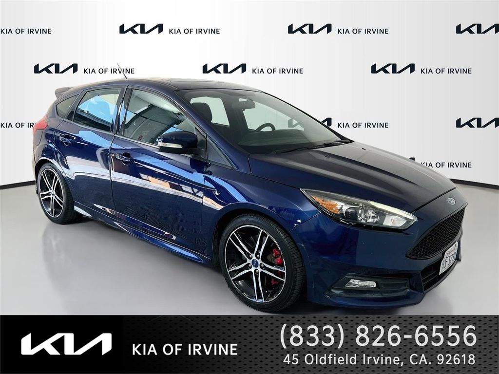 Kona Blue Metallic 2017 Ford Focus Hatchback Front-Wheel Drive 6-Speed Manual