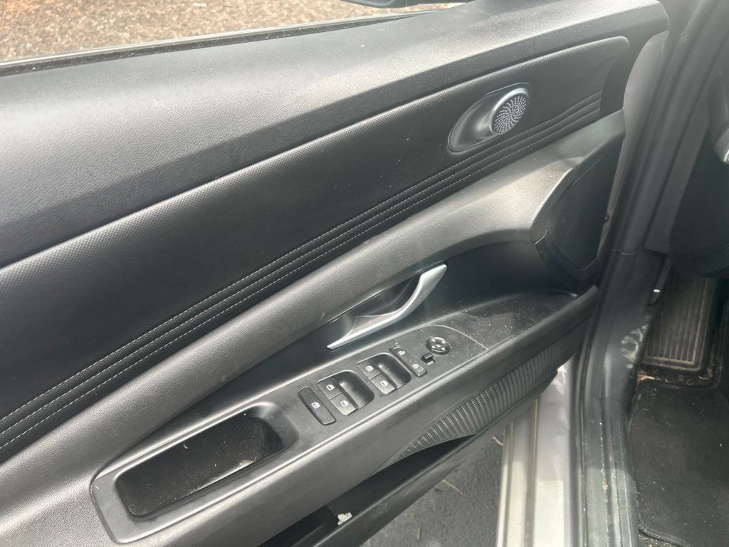 Used 2023 Silver Hyundai SEL image 9