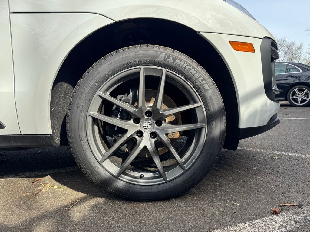 2025 Porsche Macan  14