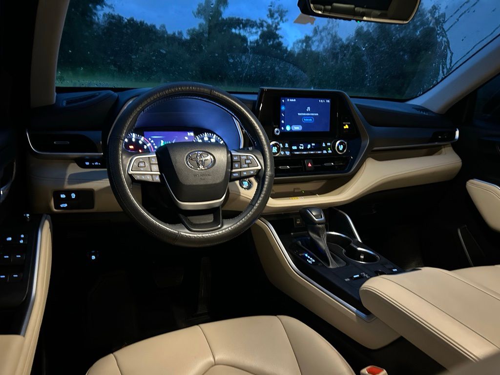 Thumbnail: 2023 Toyota Highlander - 12