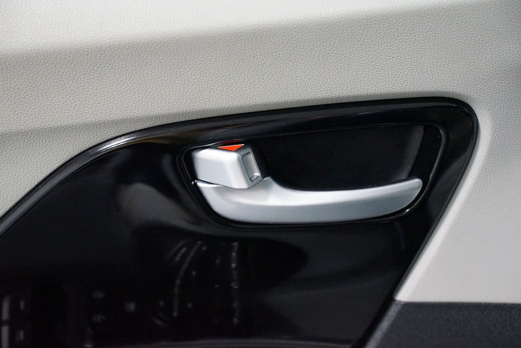 Thumbnail: 2020 Kia Niro - 31
