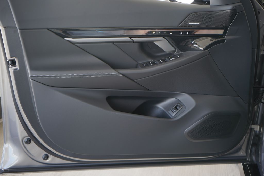 2025 BMW i5 eDrive40 10