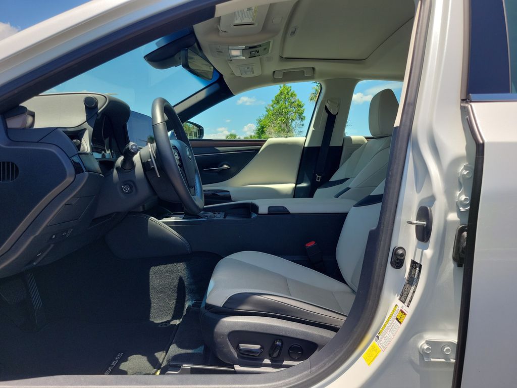 used 2025 Lexus ES car, priced at $45,998