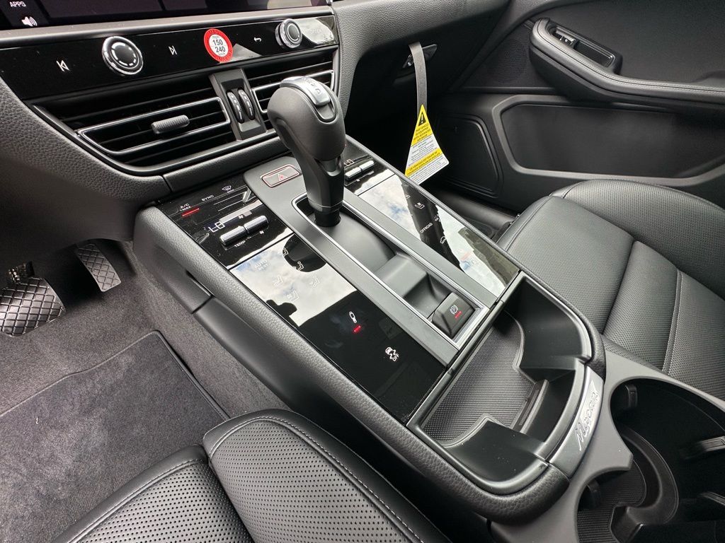 Thumbnail: 2026 Porsche Macan - 29