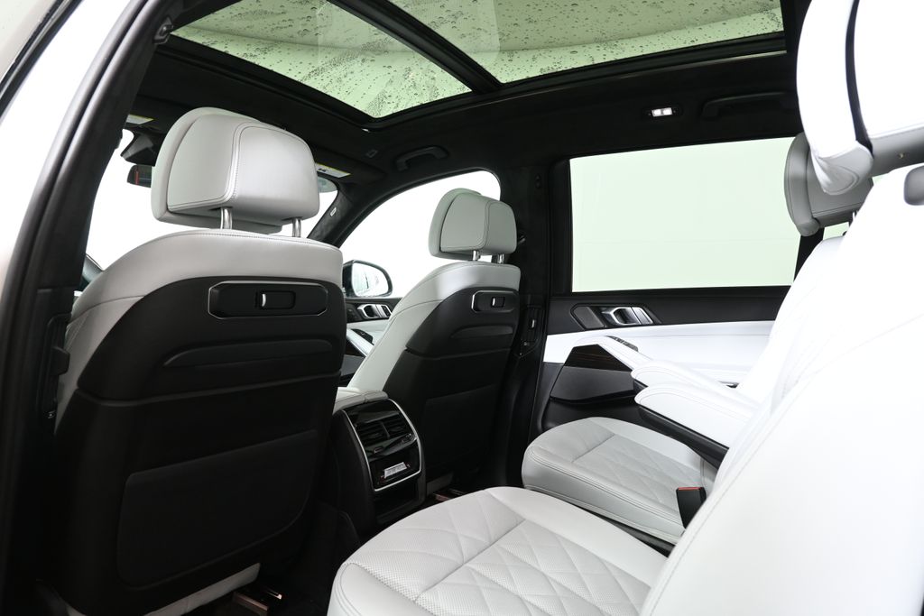 Thumbnail: 2026 BMW X7 - 32