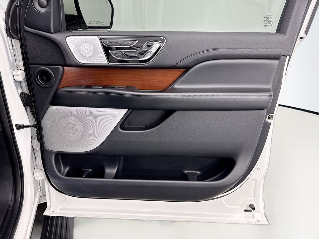 Thumbnail: 2020 Lincoln Navigator - 24