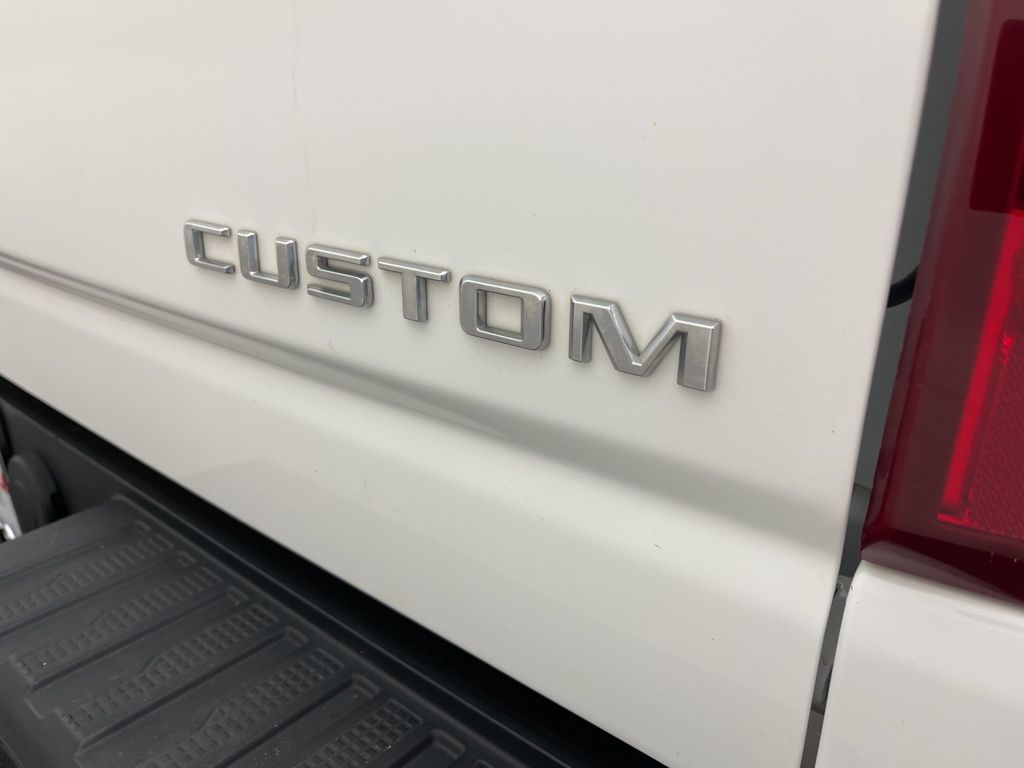 2022 Chevrolet Silverado 2500 Custom 18
