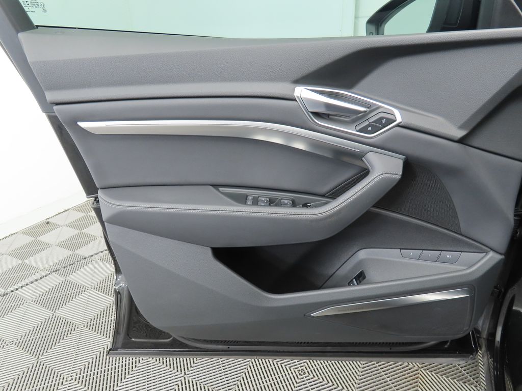 Thumbnail: 2020 Audi e-tron - 24