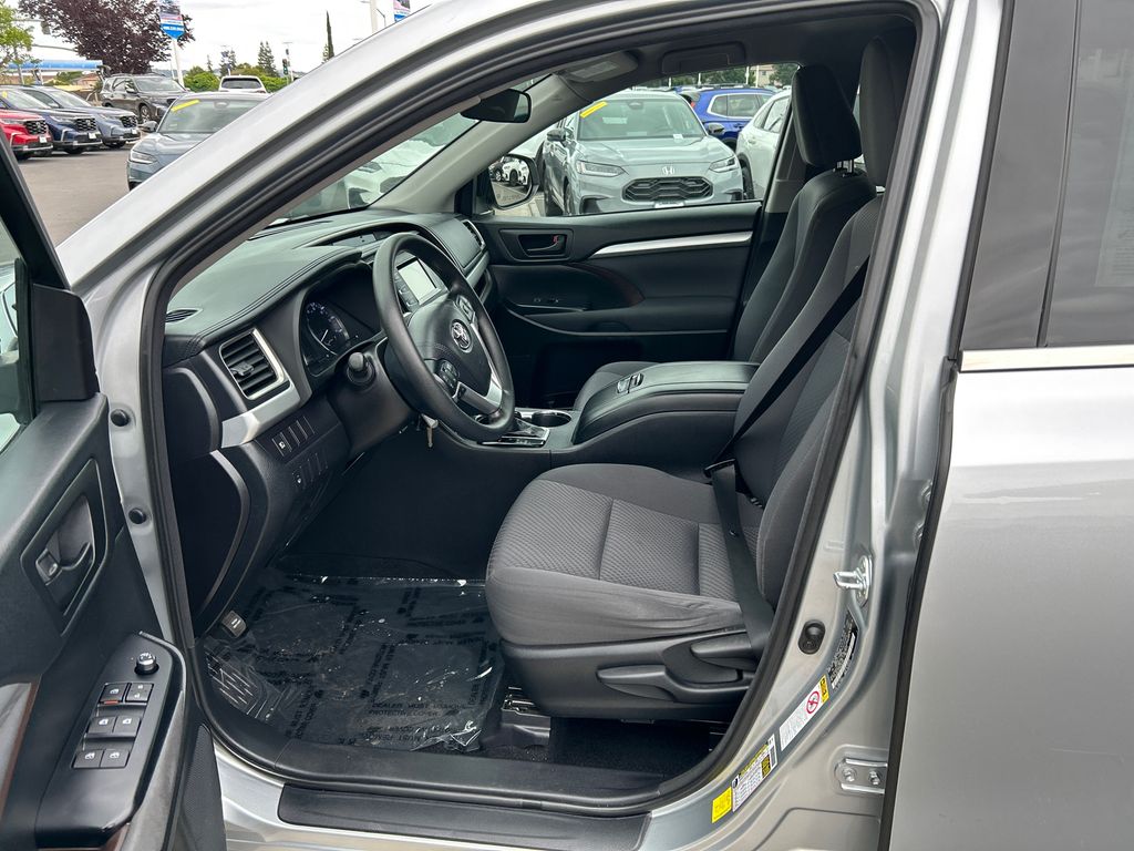 2017 Toyota Highlander LE 9