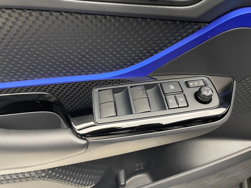 2020 Toyota C-HR XLE 10