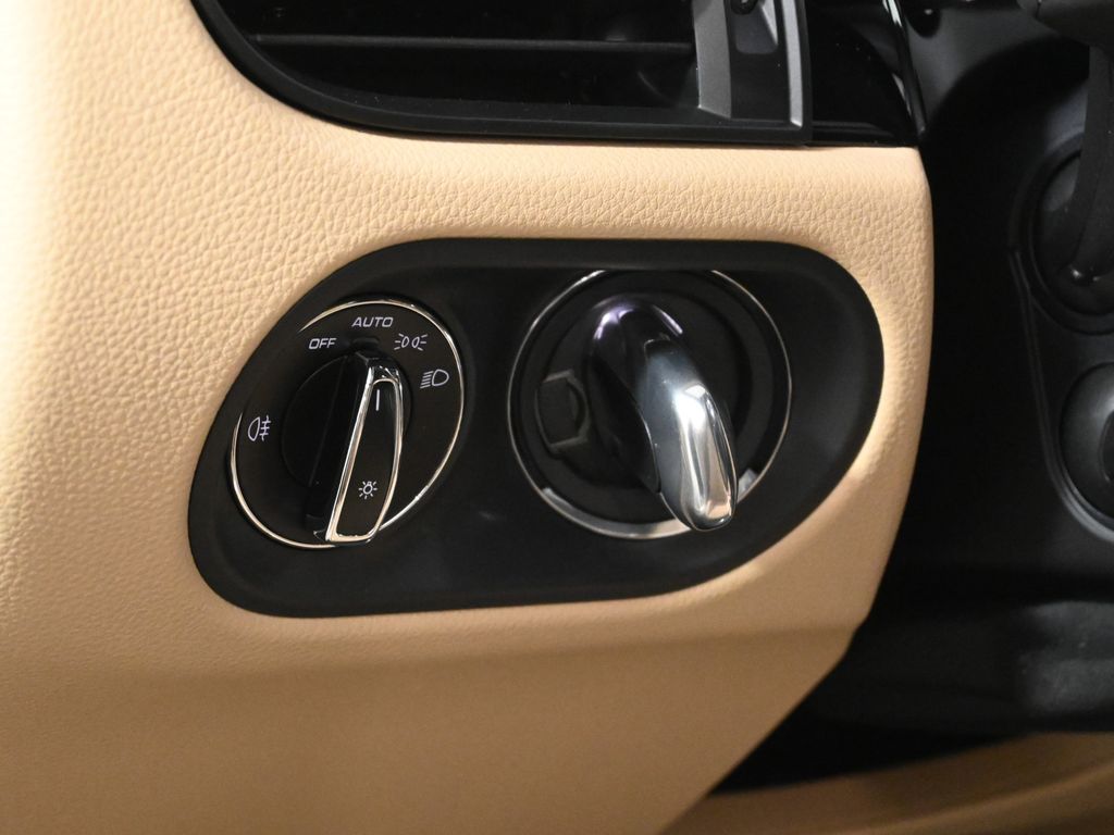 Thumbnail: 2026 Porsche Macan - 30