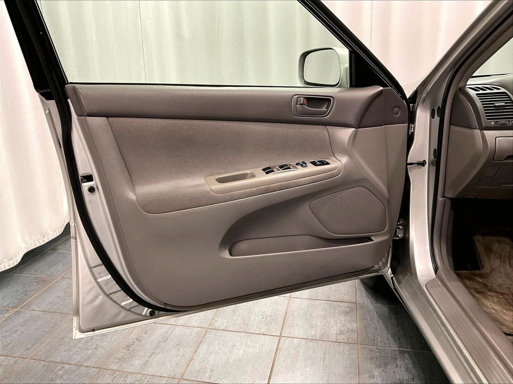 2004 Toyota Camry — photo 9