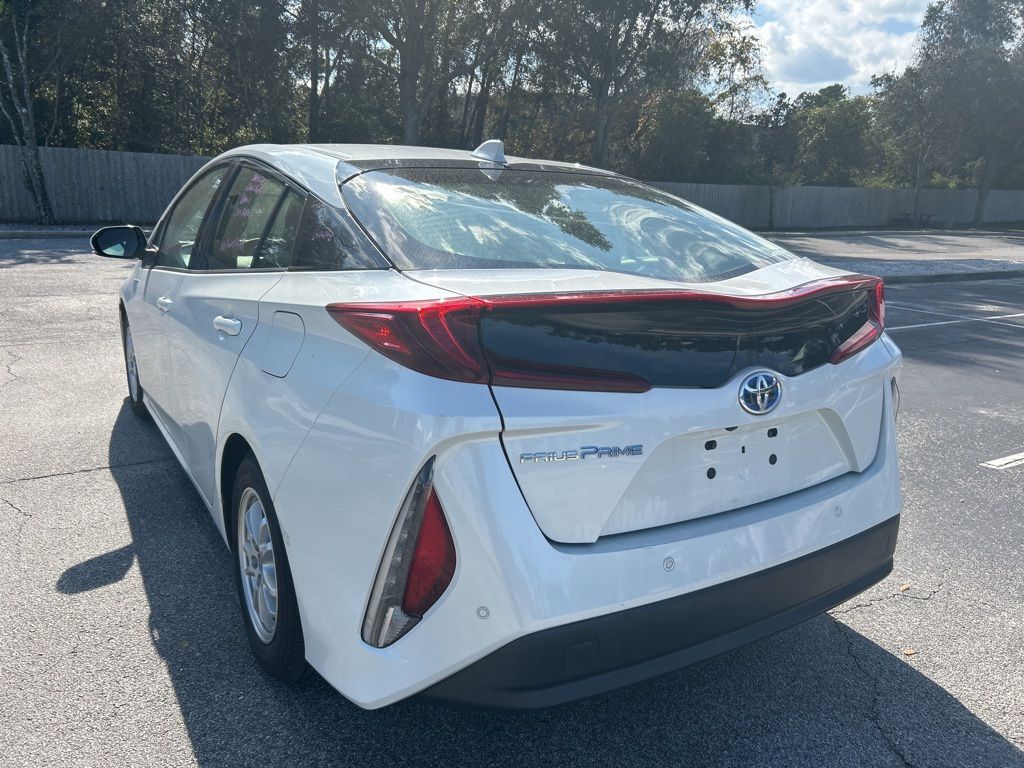 2017 Toyota Prius Prime Advanced photo 2