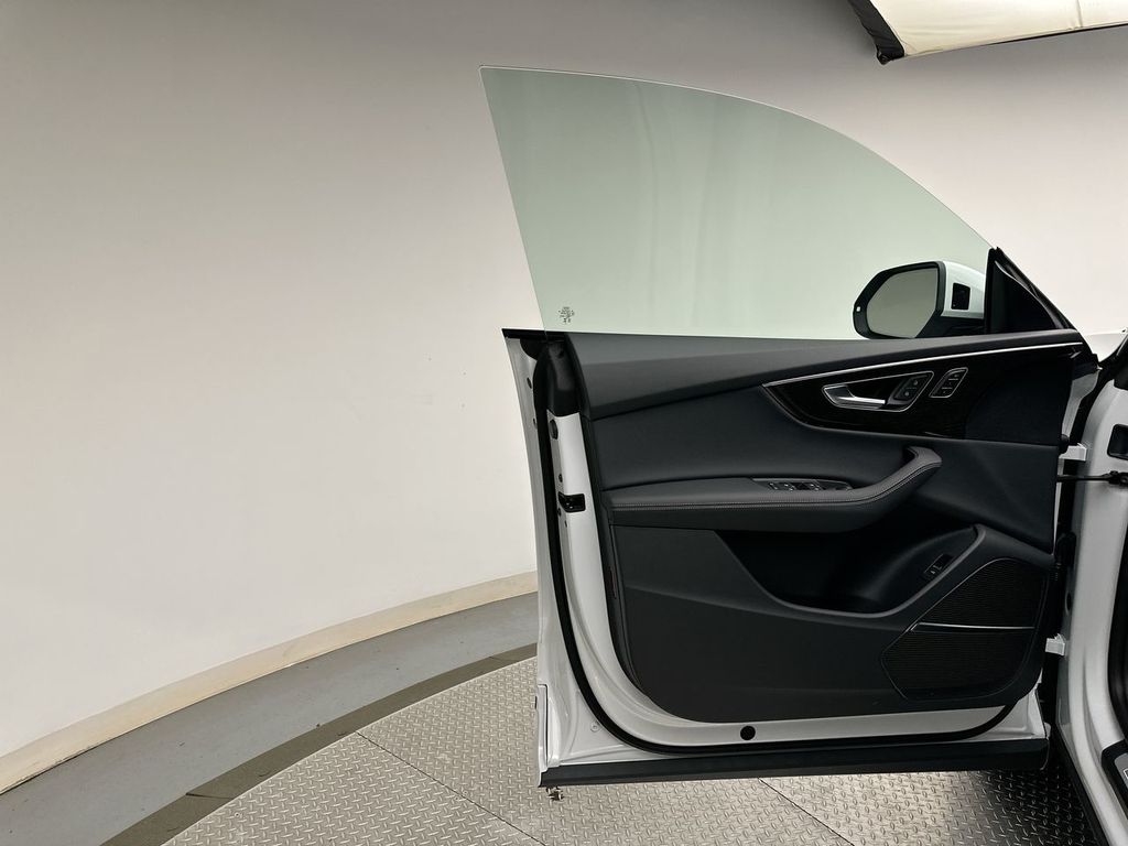 Thumbnail: 2026 Audi Q8 - 21