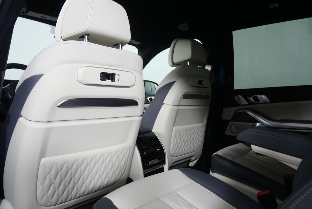 Thumbnail: 2026 BMW X7 - 21
