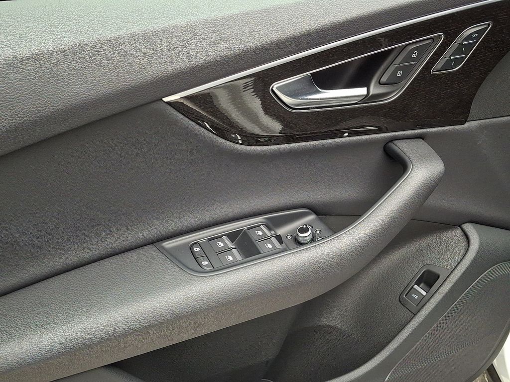 Thumbnail: 2025 Audi Q7 - 12