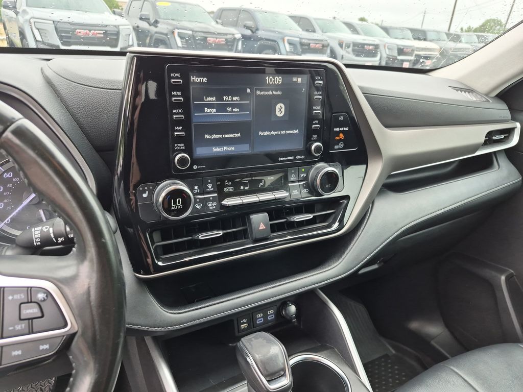 Used Car 2022 Toyota Highlander  Xle For Sale Under $30,000 In Austin, Texas