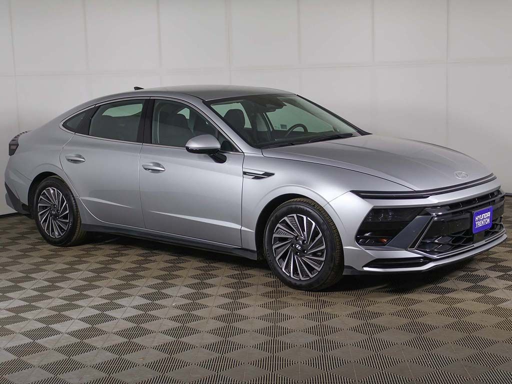 Certified Used 2025 Silver Hyundai SEL image 43