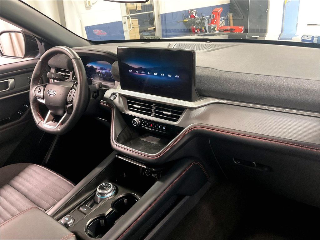 2025 Ford Explorer — photo 14