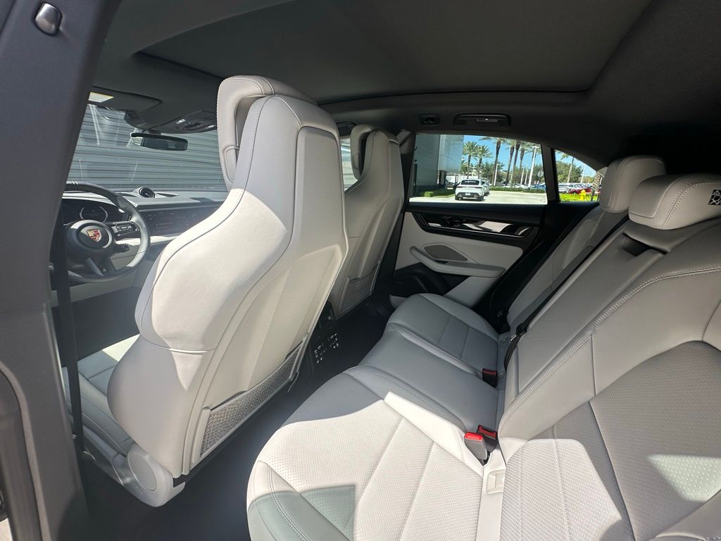 Thumbnail: 2025 Porsche Macan - 31