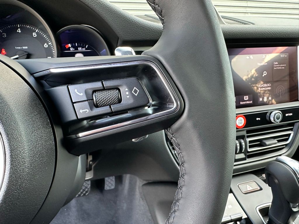 2025 Porsche Macan  18