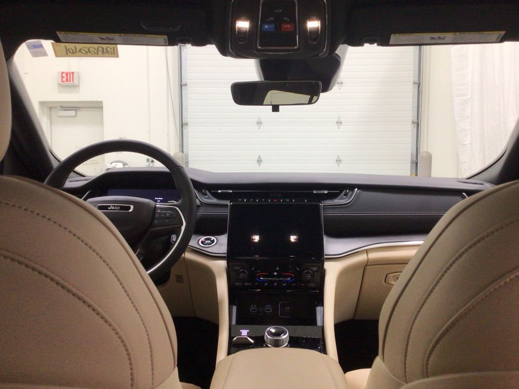 Used 2025 Jeep Grand Cherokee SUV