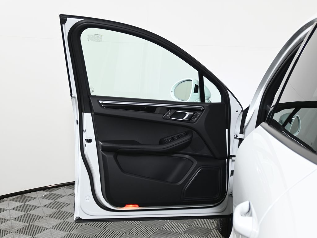 Thumbnail: 2026 Porsche Macan - 30