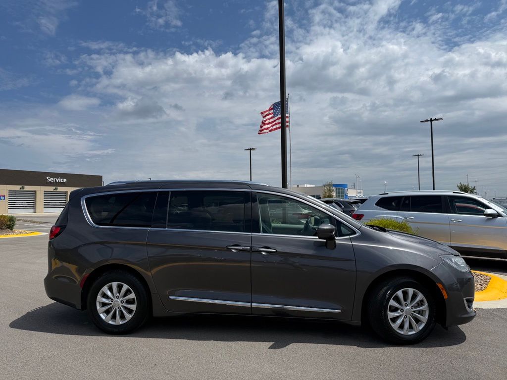 Thumbnail: 2018 Chrysler Pacifica - 4