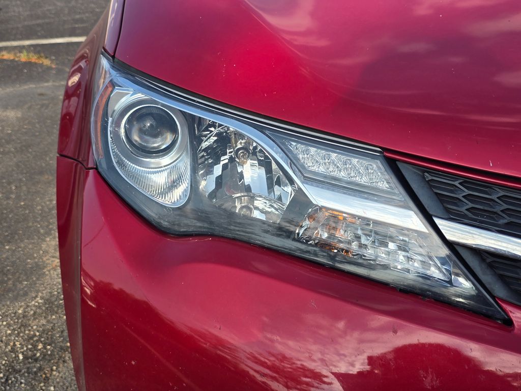 Used 2013 Red Toyota XLE image 20