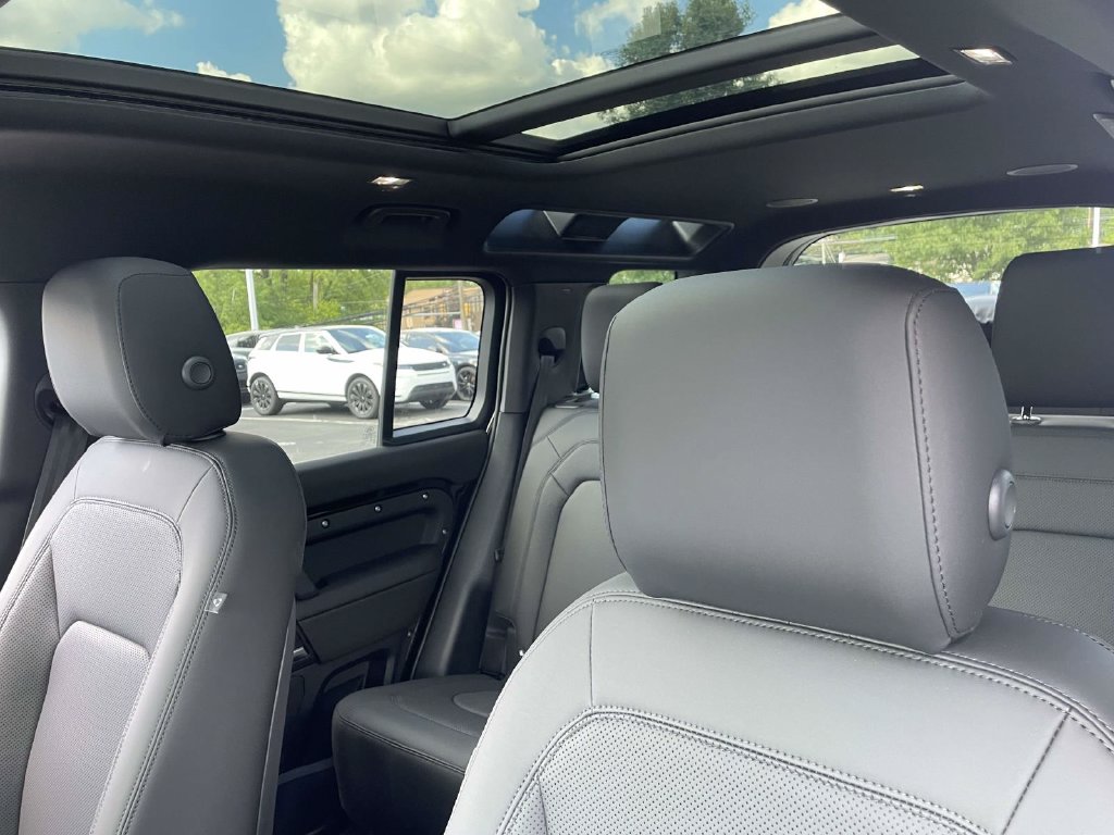 New 2026 Black Land Rover X-Dynamic SE image 15