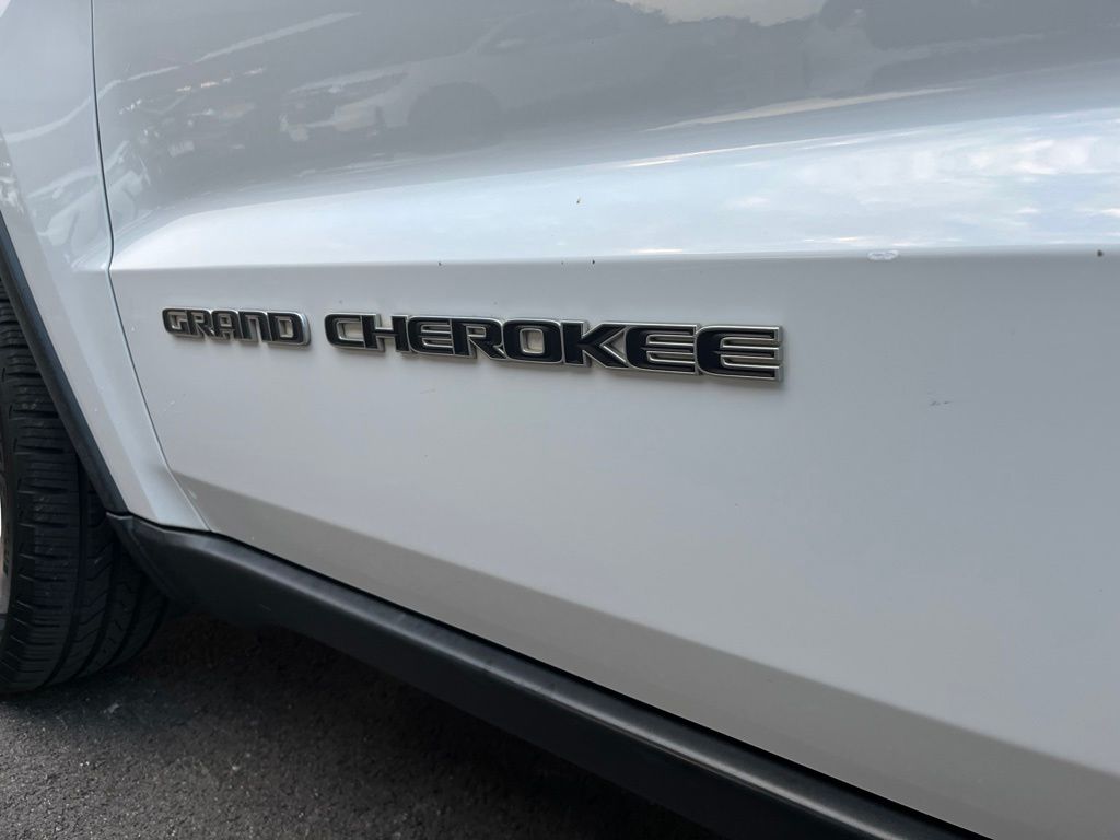 Thumbnail: 2017 Jeep Grand Cherokee - 10