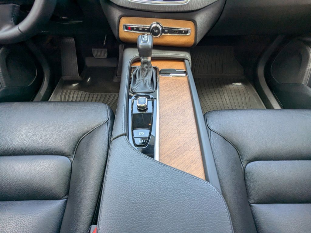 2022 Volvo XC90 T6 Momentum 6-Passenger