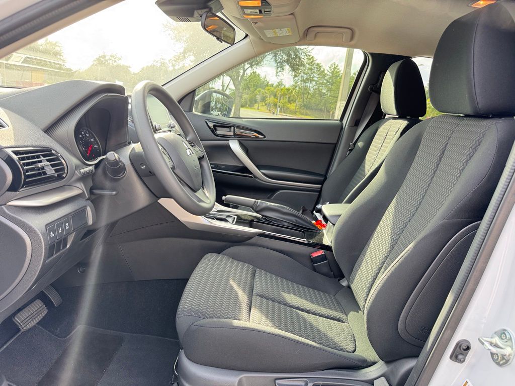 2025 Mitsubishi Eclipse Cross LE photo 12