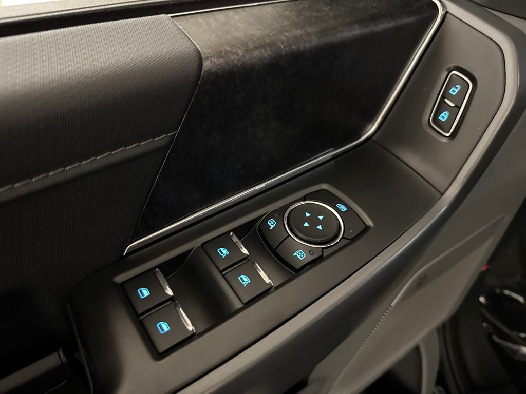2025 Ford F-150 Lightning photo 18