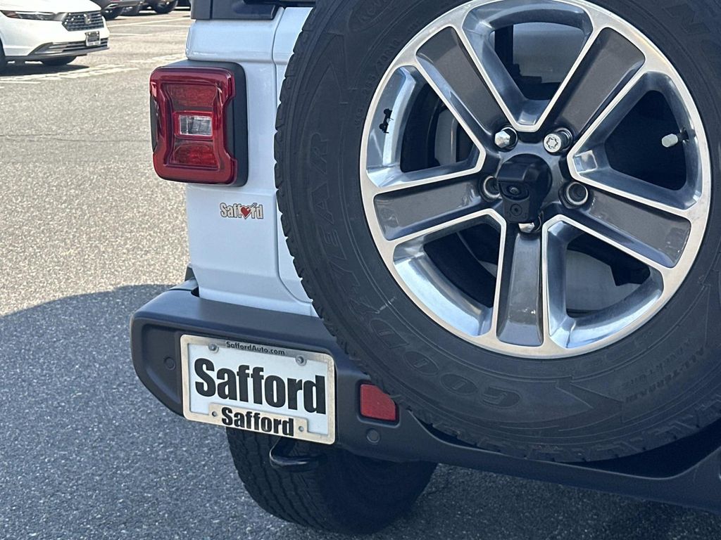 Used 2022 White Jeep Unlimited Sahara image 11