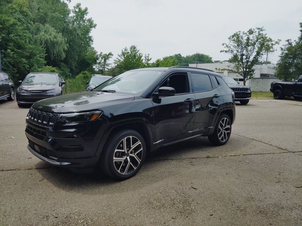 Diamond Black 2025 Jeep Compass SUV / Crossover Four-Wheel Drive 8-Speed Automatic