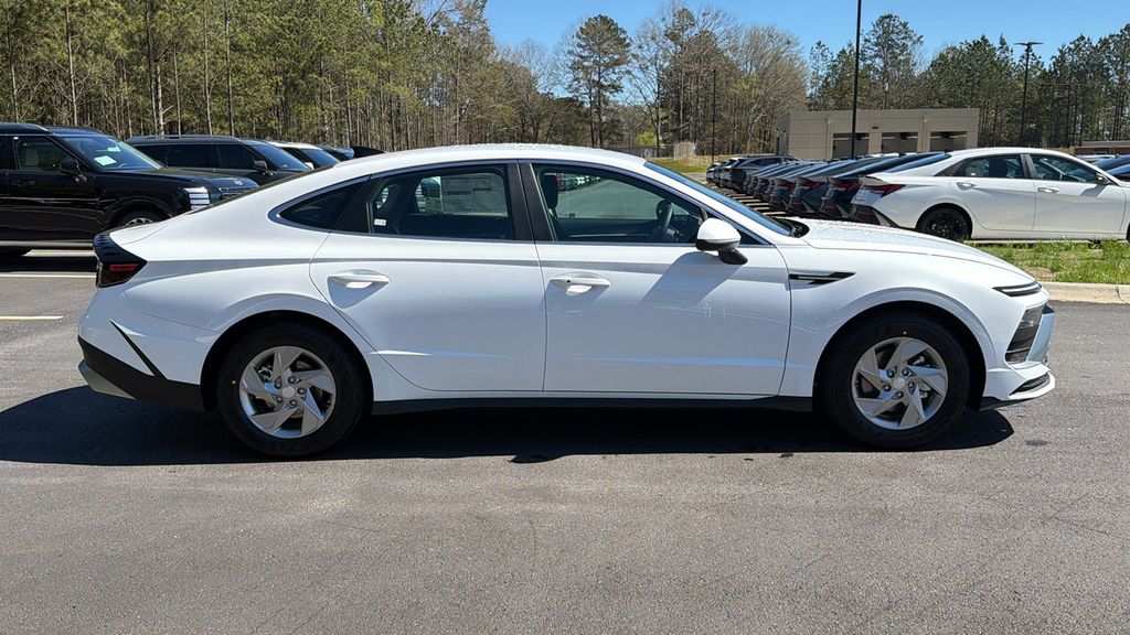 New 2026 White Hyundai SE image 5