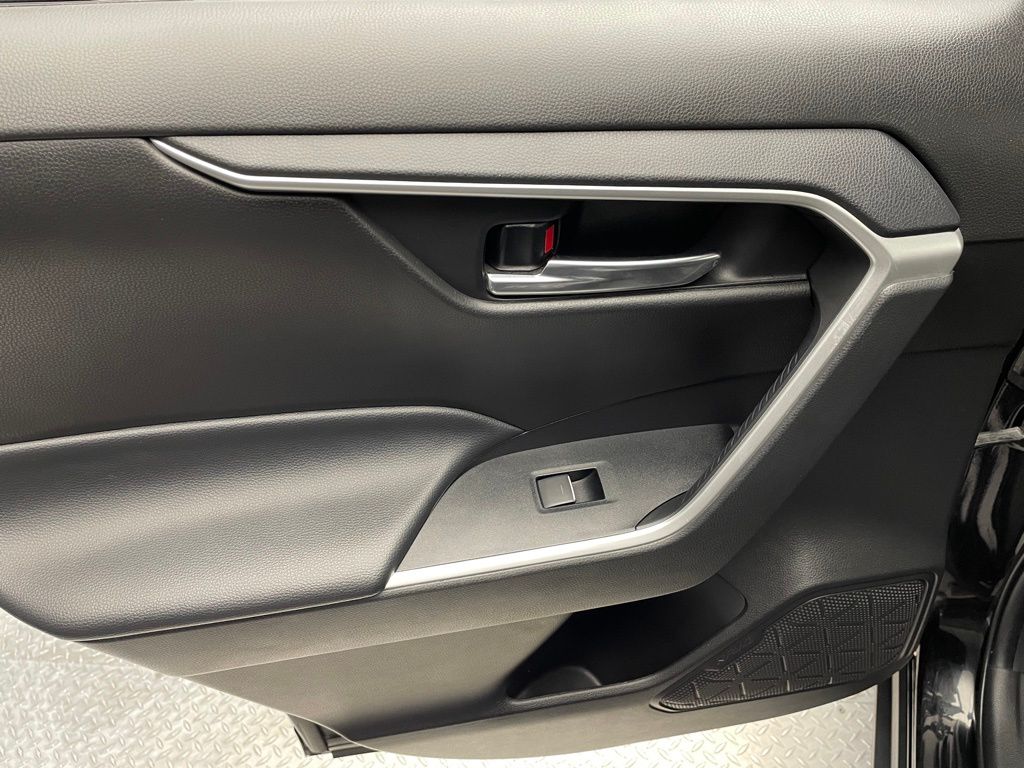 Thumbnail: 2022 Toyota RAV4 - 31