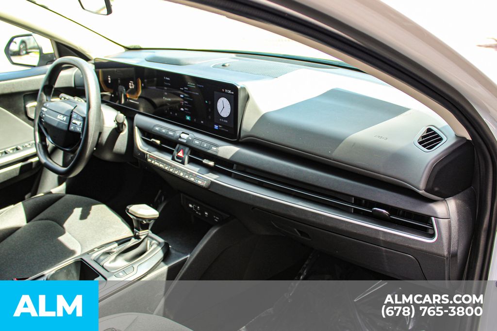 Used 2025 White Kia LXS image 22