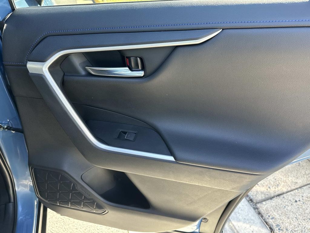 Thumbnail: 2022 Toyota RAV4 - 20