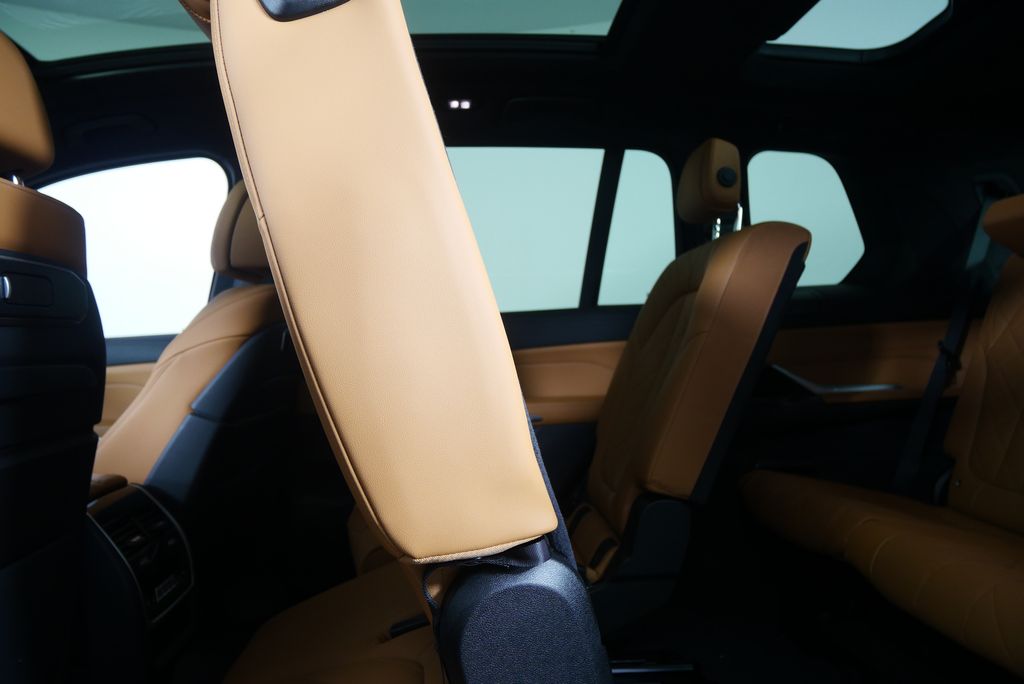 Thumbnail: 2023 BMW X7 - 18