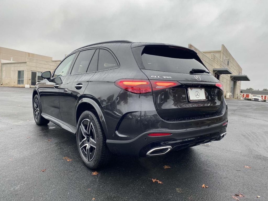 2025 Mercedes-Benz GLC 300 7