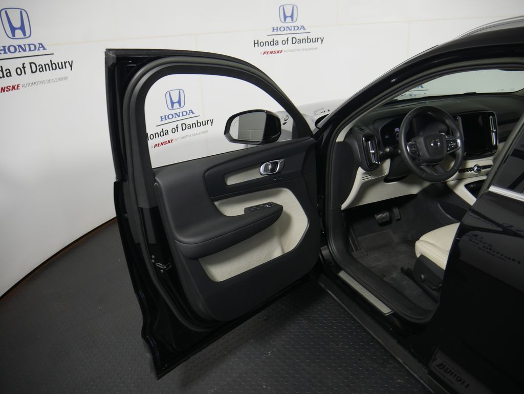 Thumbnail: 2023 Volvo XC40 - 10