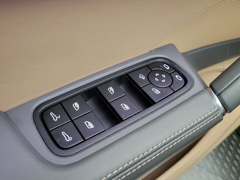 Thumbnail: 2023 Porsche Cayenne - 32