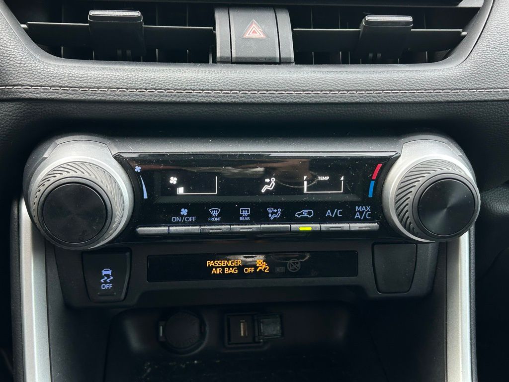 Thumbnail: 2020 Toyota RAV4 - 23