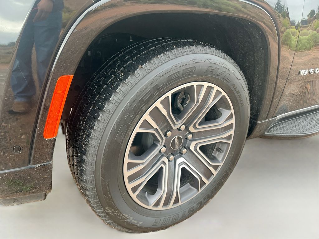 Used 2025 Black Jeep Base image 33