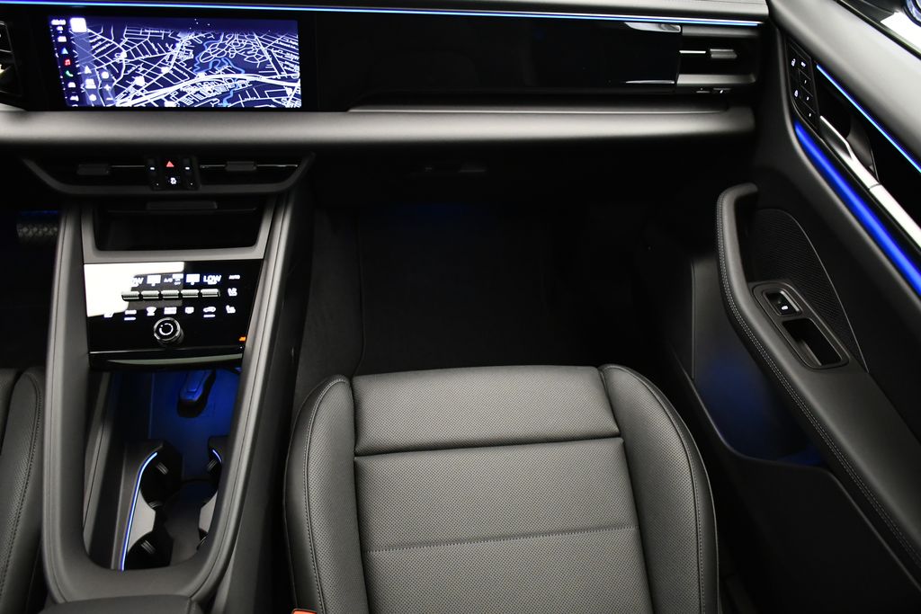 Thumbnail: 2025 Porsche Macan - 24