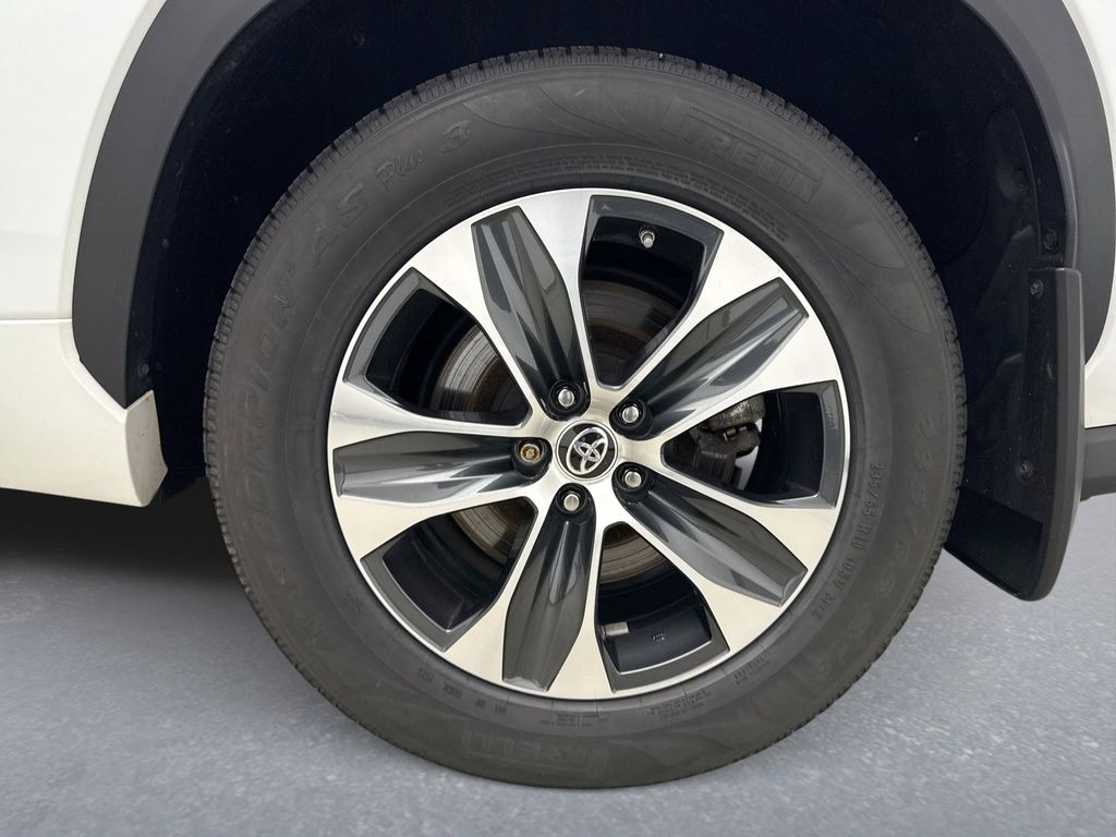 Thumbnail: 2022 Toyota Highlander - 22